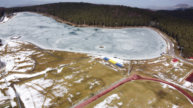 Bin 300 rakımlı Topuk Yaylası’nda gölet dondu