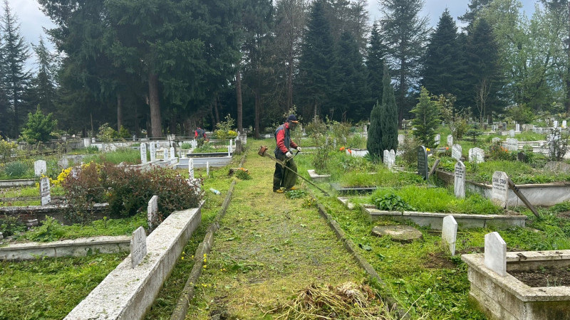 Mezarlıklarda bayram temizliği