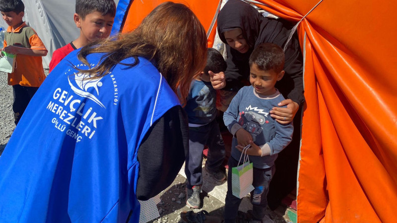 Düzce Gençlik ve Spor Müdürlüğü, Antakyalı depremzede çocukların yüzlerini güldürdü.