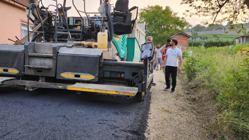 Köylerde asfalt çalışmasına devam