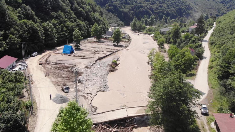 Düzce Fındıklı Aksu köyünde sel suları 4 evi, 5 ahırı yıktı
