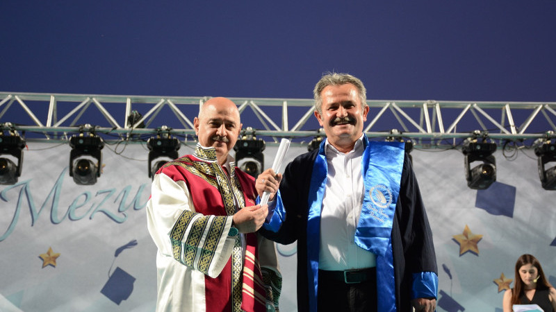 Başkan Mustafa Koloğlu diplomasını aldı