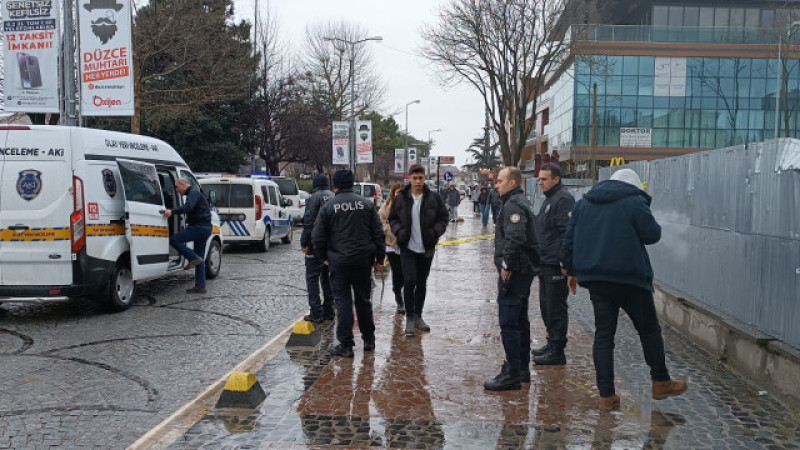 Yolda yürüyen şahsı kentin göbeğinde dizinden vurdu