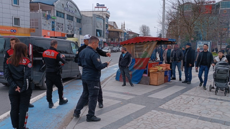 Cadde ortasında bıçaklandı                