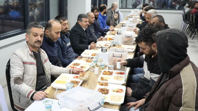 Vali Atay işçilerle iftar açtı