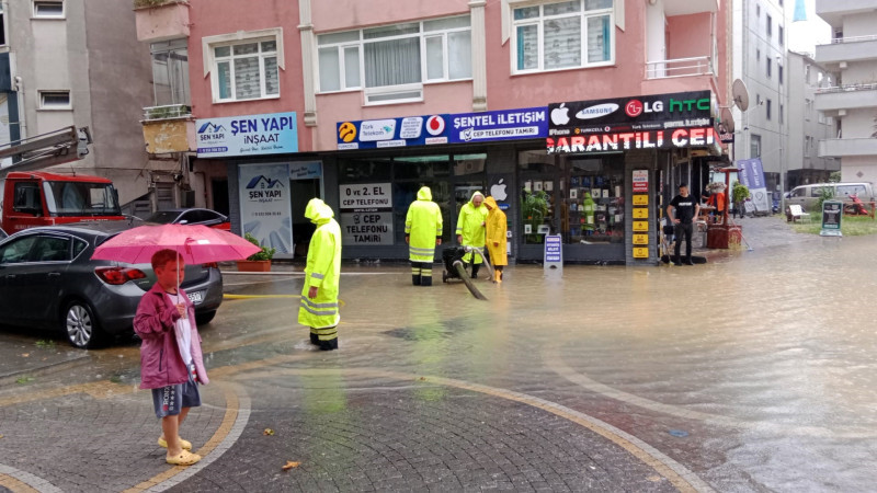 Taşkınlar sonrası tatil bölgesinde yoğun çalışma