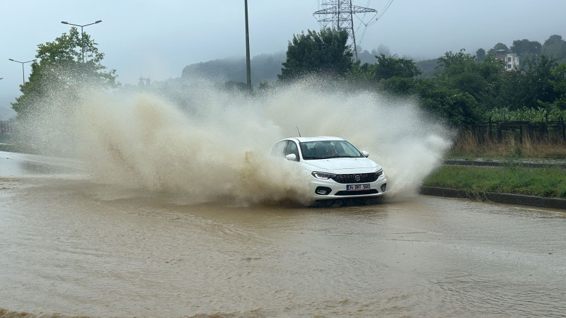 AKÇAKOCA YOLU SULAR ALTINDA