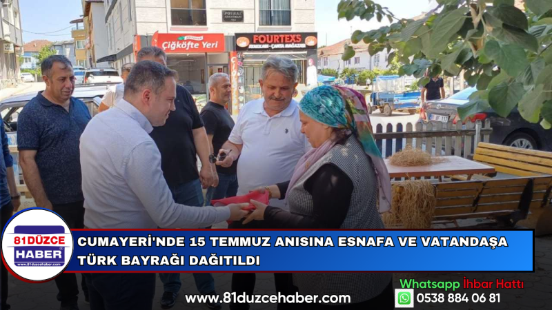 Cumayeri'nde 15 Temmuz Anısına Esnafa ve Vatandaşa Türk Bayrağı Dağıtıldı