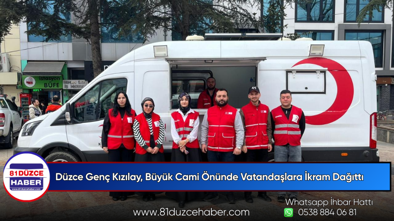 Düzce Genç Kızılay, Büyük Cami Önünde Vatandaşlara İkram Dağıttı